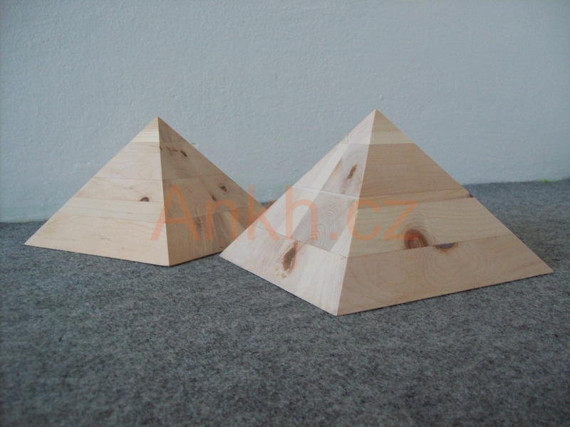 Pyramida 14 cm
